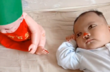 Thấy con trai ngủ ngon lành nhưng mắt vẫn mở, mẹ lại gần kiểm tra thì giật bắn mình