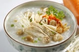 Cuối tuần mẹ nấu cháo gà nấm hương thơm ngon, bé ăn thun thút