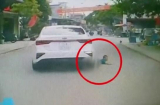Bé trai chạy băng qua đường bị ô tô cán