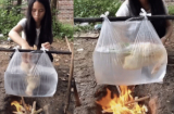 Luộc nguyên 1 con vịt bằng... túi nilon trên ngọn lửa lớn, cô gái làm dân mạng 'tròn mắt'