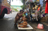 Sự thật đằng sau hình ảnh bé trai 18 tháng đứng giữa trời nắng 40 độ, ngực đeo biển: ‘Cháu không có bố mẹ’