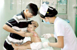 Bé trai 17 tháng tuổi bị bỏng nước sôi, mẹ tưới nước đặc biệt để sơ cứu, bác sĩ ca ngợi hết lời