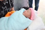 Bé sơ sinh bị bỏ rơi tại hố gas vẫn trong tình trạng nặng, kháng nhiều loại thuốc kháng sinh