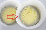 Trứng luộc có viền xanh xung quanh lòng đỏ, ăn vào có độc không?