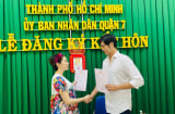 Pha Lê khoe ảnh đăng ký kết hôn nhưng phản ứng ăn mừng của ông xã mới gây chú ý