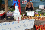 Bán hàng thời Covid-19, ông chú treo biển: 'Không đeo khẩu trang, bán đắt gấp đôi'