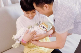 “Ông bố trẻ” Cường Đô La hạnh phúc khoe khoảnh khắc Subeo lần đầu ẵm em gái vừa chào đời