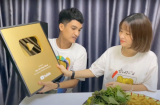 'Lầy' như Mạc Văn Khoa, ăn mừng đạt nút vàng YouTube bằng mâm bún đậu mắm tôm siêu to