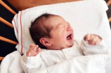 Cho trẻ sơ sinh nằm gối để không bị méo đầu: Sai lầm tai hại khiến con gặp nguy hiểm