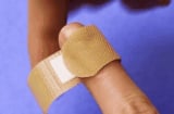 Đây mới là cách dán urgo chuẩn nhất, hóa ra bấy lâu nay bạn vẫn làm sai mà không biết