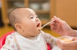 Sai lầm khi cho bé ăn dặm khiến bé càng ăn càng còi cọc