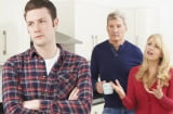 Bị đuổi ra khỏi nhà do không góp tiền sinh hoạt, thanh niên 30 tuổi đâm đơn kiện mẹ