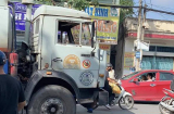 Bất ngờ mở cửa xe ô tô khiến cụ bà đi xe máy té ngã, bị xe bồn cán nát cánh tay