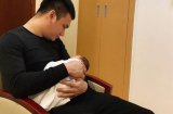 Tâm sự hài hước của 'ông bố bỉm sữa' Khắc Việt: 'Tay thay tã nhanh hơn cả đánh đàn'