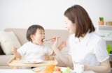 3 sai lầm khi nuôi con nhỏ khiến bé ngày càng lười ăn, nhất là điều thứ 2