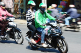 Đi xe ôm công nghệ, cô nàng chân ngắn gặp phải chiếc xe quá cao, anh tài xế làm điều 'cute hết nấc'