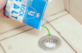 Chỉ 1 nắm muối ăn thông sạch bồn cầu, ống thoát nước trong 10 phút
