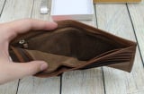 Cứ tiện tay cho thứ này vào ví tiền, bảo sao bạn 'nghèo bền vững', hãy tìm cách hóa giải