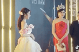 Thái độ của Đỗ Thị Hà khi chạm mặt vợ chồng Thuỷ Tiên gây sốt, dân mạng 'đào' lại vụ Linh Chi 'hất tóc'
