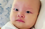 Con trai Hà Hồ đúng là 'cây hài' tương lai, biểu cảm khi bị phá giấc ngủ thôi cũng đáng yêu hết nấc
