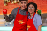 Chi Dân lo lắng cho sức khỏe của mẹ, hình ảnh nắm chặt tay mẹ khiền nhiều người xúc động