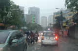Hà Nội mưa lớn giữa tháng 4, 'ngập lụt' diễn ra nhiều nơi
