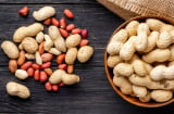 Lạc được ví như hạt trường thọ, ăn vào ngừa bệnh tật nhưng có 3 nhóm người cần tránh xa kẻo hại thân