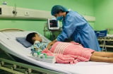 Bé 13 tuổi bị suy thận giai đoạn cuối: Bs lắc đầu chán nản “thương con như thế bằng 10 hại con”