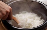 Ai cũng nghĩ nấu cơm bật nút 'Cook' hai lần là chuẩn: Chuyên gia lắc đầu ngao ngán “Tất cả đều hiểu sai hết”