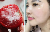 Chấm miếng cà chua vào muối rồi chà nhẹ, sau 15 phút nám mờ sạch, da căng mịn, hồng hào