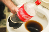 Đổ chai coca vào bồn cầu tưởng lãng phí, ai ngờ kết quả kỳ diệu