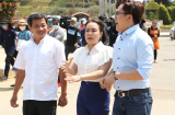 Ông Đoàn Ngọc Hải khoe chiếc xe cứu thương được NS Việt Hương gửi tặng