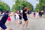 Ngọc Trinh, Vũ Khắc Tiệp và những người bạn gây tranh cãi vì lấy đồ ăn ném ra đường vui đùa