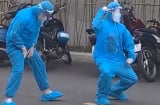 Đang nhảy theo điệu nhạc, nhân viên y tế bỗng khựng lại vì sự cố này khiến ai cũng phì cười