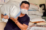 Lý Hùng tuổi U60 vẫn tự mình vác bao gạo hỗ trợ từ thiện chống dịch
