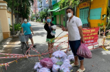 Không chỉ đi vào các ngõ nhỏ, Quyền Linh còn mang quà từ thiện ra giữa đường phát cho bà con khó khăn