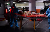 Cùng một đêm, ba qua đời tại nhà còn mẹ đi cấp cứu vì Covid-19, tiếng khóc của con lạc vọng giữa Sài Gòn
