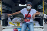 Phương Thanh gây xúc động với hình ảnh giản dị mang dép lê, mặc quần lửng bê vác hàng hóa cứu trợ