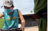 Cậu bé xin qua chốt mang đồ cho bà ngoại, cán bộ hỏi 'mẹ đâu' và câu trả lời khiến ai cũng lặng người
