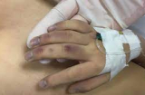 Vụ bé gái 6 tuổi t.ử v.ong: Bố khai đánh con bằng đũa, ''đòi đi theo con, không muốn sống nữa''