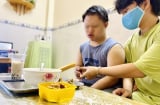 Bố mẹ cùng ra đi vì Covid trong vòng 1 tháng, em trai thành trụ cột chăm anh: 'Nhìn ảnh là lại nhớ ba'