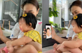 Con gái Cường Đô La cười tít mắt và thơm tới tấp hình ảnh của mình trong điện thoại của mẹ