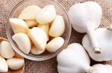 Đặt nhánh tỏi dưới gối trước khi đi ngủ: Giúp khí huyết lưu thông, trị mất ngủ, tác dụng khiến ai cũng bất ngờ