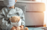 Nhà có F0, không muốn trẻ lây nhiễm, bố mẹ nhớ 3 việc phải làm, 7 vật dụng phải trữ