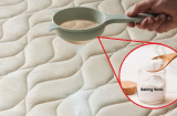 Lấy bột baking soda rắc lên nệm, kết quả sau 1 tiếng sẽ khiến bạn bất ngờ