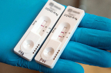 Test nhanh 2 vạch nhưng xét nghiệm PCR âm tính: BS chỉ rõ lý do, nhắc 1 điều 'sống còn' ai cũng nên biết