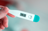 BS nhi khoa chỉ 3 sai lầm hạ sốt khiến trẻ F0 bệnh càng nặng: Số 1 có thể gây suy gan, khó cứu