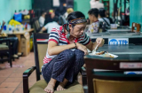Xôn xao khoảnh khắc Hoài Linh ngồi co hai chân lên ghế ăn cơm hộp sau ồn ào từ thiện