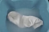 Tất ố vàng đừng vội vứt đi, thả thêm thứ này vào giặt đảm bảo trắng tinh như mới