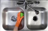 Bồn rửa bát dùng lâu bị ố vàng, dùng mẹo này chỉ 3 phút sạch bong, sáng bóng